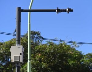 Activación de cámaras de fotomultas en avenida Alem (esquinas Casanova y Uruguay) para controlar infracciones de tránsito como cruces de semáforo en rojo e invasión de senda peatonal.