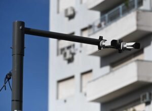 Instalación de cámaras de fotomultas en dos intersecciones de Avenida Alem para controlar infracciones de tránsito y mejorar la seguridad vial.
