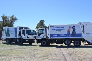Municipio incorpora ocho camiones compactadores para recuperar flota afectada por temporal.