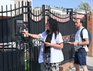 La Secretaría de Salud realiza visitas casa por casa para detectar criaderos de dengue en zona Centro.