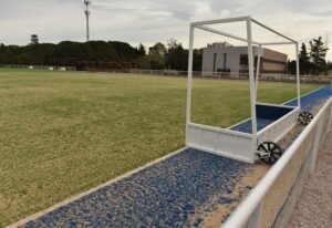 La Subsecretaría de Deportes brinda clases de hockey para jóvenes en tres sedes barriales.