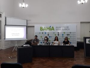 El Municipio de Bahía Blanca llevó a cabo una capacitación presencial sobre la Ley Micaela (27499) en el Salón Héroes de Malvinas. Participaron agentes de diferentes áreas que trabajaron sobre perspectiva de género. Ya son 1700 los empleados y funcionarios municipales que completaron esta formación obligatoria para los tres poderes del Estado.