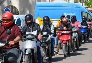 Municipio y ANSV capacitaron motociclistas en seguridad vial y entregaron 58 cascos protectores.