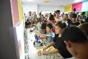 Actividades gratuitas de tecnología y movimiento para niños de 6 a 8 años todos los sábados en Bahía Hub.