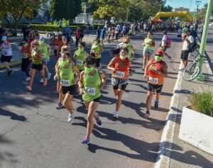 Continúan las inscripciones para la Carrera y Caminata de la Mujer 'Homenaje a Elsa Strizzi' hasta el viernes en el Palacio Municipal. El evento se realizará el domingo 13 desde las 9 hs en la UNS. Habrá corte de avenida Alem y modificación en recorridos de colectivos.