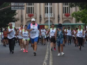 Se realizará la tradicional Carrera de Reyes esta tarde con cortes de tránsito en el centro de la ciudad desde las 17 hs. Se cortarán calles en el área céntrica con desvíos por Lamadrid y otras arterias. Los cortes parciales se intensifican de 19:45 a 23 hs en Av. Alem y desde las 22 hs se suman intersecciones en Perú.