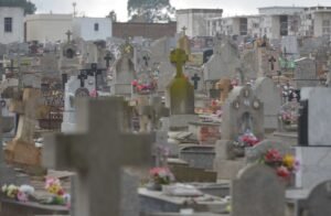 El cementerio comunal anuncia misa y rosario el 2 de noviembre a las 16 en el panteón de la sociedad italiana. Horario de visita: 8 a 17.