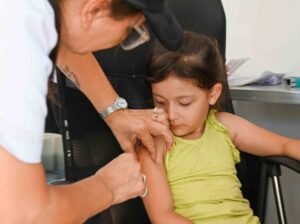 Campaña de vacunación de calendario en múltiples centros y espacios comunitarios con horarios extendidos.