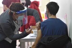 Se realizará una jornada de vacunación COVID-19 el viernes en el SUM Bahía Blanca Plaza Shopping (Sarmiento 2153) de 10 a 16 hs. Destinada a adultos y menores mayores de 12 años. Se detallan los centros vacunatorios habilitados en la ciudad con sus horarios de atención.