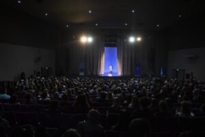 Gastón Pauls brindó charla sobre prevención de adicciones en teatro Gran Plaza de Bahía Blanca.