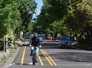 Trabajos de demarcación de ciclovías en Viamonte causan corte de tránsito nocturno.