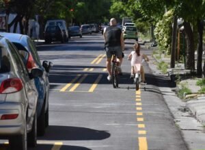 Recordatorio municipal sobre estacionamiento en calles con ciclovías: solo permitido en boxes claramente delimitados. Vehículos en espacios no marcados serán multados.