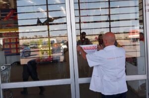 Fiscalización clausuró un supermercado e imputó actas de infracción a otros establecimientos por incumplimientos sanitarios.