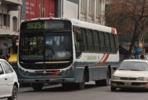 Varias líneas de colectivos cambiaron temporalmente sus recorridos debido a trabajos en calles Garibaldi y Falucho (zona Villa Mitre) y en Belgrano-Donado. Los desvíos rigen aproximadamente seis meses.