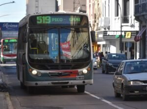 El transporte público funciona con jornada completa los sábados. Todos los recorridos y horarios disponibles en gpsbahia.com.ar