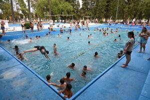 La Municipalidad convoca a enfermeros/as y guardavidas para trabajar en las colonias de verano de Club Argentino y Club Comercial. Turnos de martes a domingos por las tardes. Postulaciones en la Oficina de Deportes (Drago 45