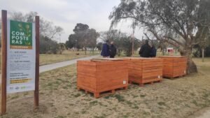 Bahía Blanca inaugura composteras comunitarias en la plaza Dr. Carlos Galasi de Cerri como parte de un programa municipal de reorganización de residuos. Funcionan de lunes a viernes de 9 a 12 horas y se suman a otras ubicadas en Cabildo y Villa Mitre