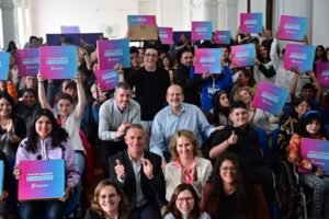 Susbielles entregó 48 notebooks Conectar Igualdad a estudiantes bahienses con la presencia de la ministra Batakis.