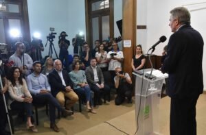 Gay anuncia cambios en su gabinete para el segundo mandato con énfasis en servicios urbanos y participación ciudadana.