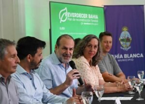 Municipio lanzó Plan Reverdecer Bahía para reforestar distrito con 28 mil árboles en dos años.