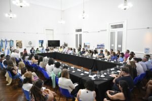 Se realizó el primer encuentro del Consejo Municipal de Políticas Sociales en Bahía Blanca. El intendente Susbielles y Romina Pires destacaron la importancia del trabajo en red y la seguridad alimentaria como prioridad municipal
