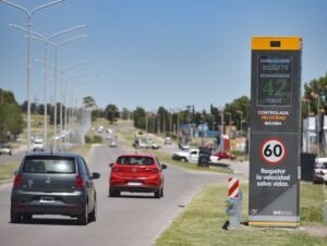Se instalaron dos totems alertadores de velocidad con tecnología de radar y lectura de patentes en puntos estratégicos de la ciudad. El equipamiento