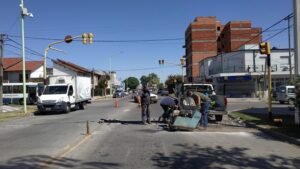 Se cierra el tránsito en avenida Alem 2200 por reparación de pavimento durante 10 días. El tránsito se desvía por Estrada y González.
