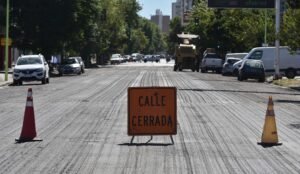 La calle Brown al 2800 estará cerrada mañana viernes de 9:30 a 11:30 para trabajos de pavimentación. Se recomienda evitar la zona durante ese horario.