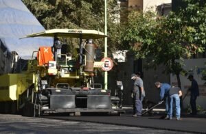 Se cierra al tránsito vehicular la calle Indiada entre Fragata Sarmiento y José María Rosa durante aproximadamente 30 días para trabajos de calzada. La línea 513 EX modifica su recorrido por las arterias adyacentes.