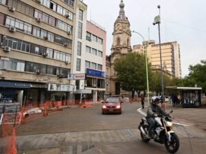 Se habilitó media calzada en primera cuadra de Alsina por semipeatonalización