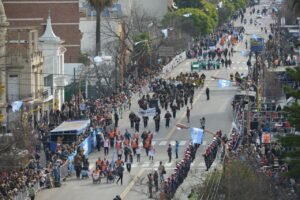 Bahía Blanca conmemora el 203° aniversario de la Independencia con desfile y gala.