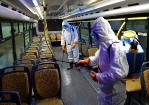 El Municipio desinfecta los colectivos al finalizar recorridos como medida de prevención sanitaria.