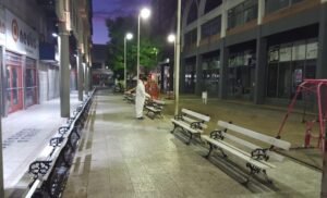 El Municipio realizó desinfección en plaza Rivadavia y espacios públicos del centro.