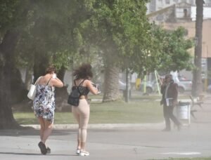Defensa Civil recomienda medidas preventivas ante vientos intensos de hasta 70 km/h y cierra parques.