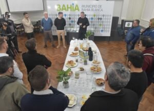 El intendente Héctor Gay y funcionarios municipales agasajaron a periodistas bahienses con motivo del Día de los y las Periodistas. Gay destacó la importancia de que la sociedad se nutra de distintas voces