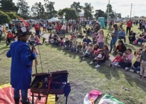 Se realizó el ciclo Disfrutá Bahía en la plaza de Avenida Alem y Peñaloza (Cooperación 2) con participación de feriantes
