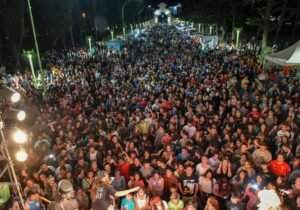 Décima edición de Disfrutá Bahía reunió más de 10 mil personas en el Parque de Mayo con espectáculos musicales y gastronomía.