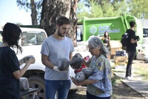 Jornada de ecocanje en parque César Milstein para intercambiar residuos por compost y colaborar con iniciativas solidarias.