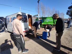 Nueva jornada de ecocanje en el Parque Illia con recolección de aceite usado en alianza con la empresa Sodir. Se destaca la importancia ambiental de no descargar aceite en desagües cloacales para proteger la ría y las cañerías.