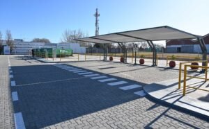 Ecopunto Educativo operativo en Castelli 2700 con clasificación de residuos y carga solar USB.