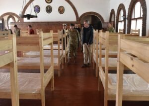 El intendente recorrió instalaciones militares adaptadas con 40 camas para aislamiento por coronavirus.