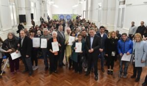 Gay entregó escrituras a 150 familias