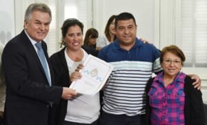 Bahía Blanca entregó 5379 títulos de propiedad a familias e instituciones en programa de regularización dominial.