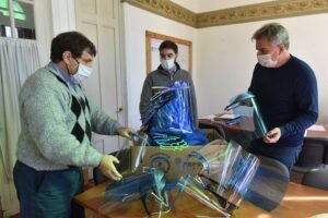Estudiantes de escuelas técnicas fabricaron 150 visores protectores para profesionales sanitarios.