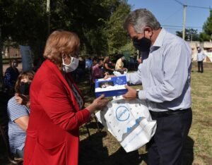 El intendente Héctor Gay entregó tablets a adultos y adultas mayores de Vista Alegre en el marco del programa +Simple