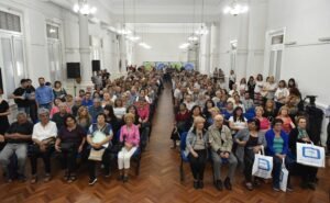 Se entregaron 200 tablets a adultos mayores bajo un programa nacional de inclusión digital.