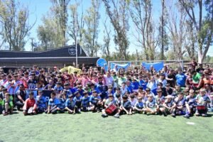 Municipio entregó kits deportivos a 30 escuelas de fútbol baby en Parque de Mayo.