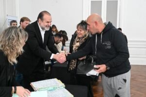 108 vecinos bahienses firmaron escrituras en acto encabezado por el intendente Susbielles.
