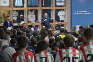 Susbielles entregó material deportivo a 30 escuelas de fútbol municipal en Bahía Blanca.