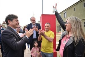 Kicillof entregó 18 viviendas en Bahía Blanca junto a Susbielles en marco de plan provincial de 8 mil casas.